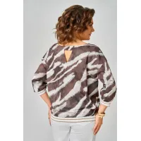 Блузка Swallow 872.3 молочный шоколад/принт «белая абстракция»